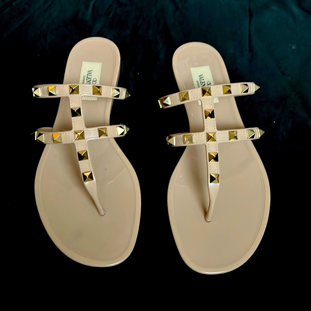 Valentino Garavani ROCKSTUD FLAT RUBBER SANDAL